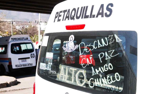 Urvan de transporte público de Chilpancingo, Guerrero, con un mensaje escrito en memoria de un chofer asesinado.