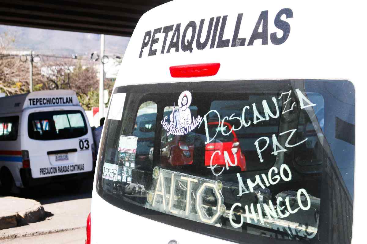 Urvan de transporte público de Chilpancingo, Guerrero, con un mensaje escrito en memoria de un chofer asesinado.