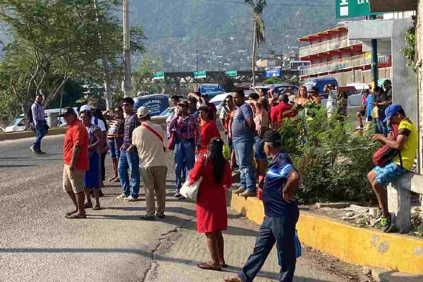 Aglomeraciones ante el servicio parcial del transporte público en Acapulco, Guerrero, tras ataques.
