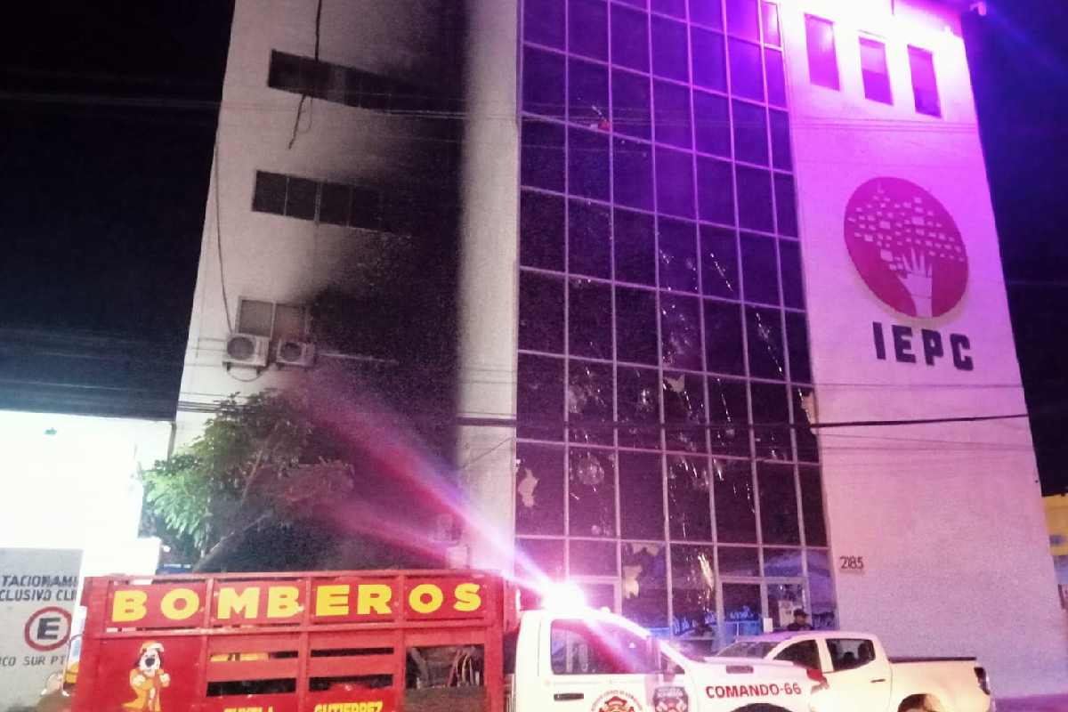 Instalaciones del Instituto de Elecciones y Participación Ciudadana (IEPC) de Chiapas incendiadas y dañadas.