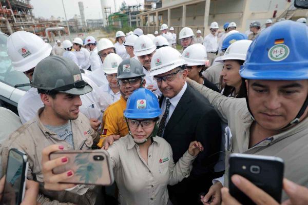 AMLO durante una visita a la refinería de Pemex en Cadereyta.