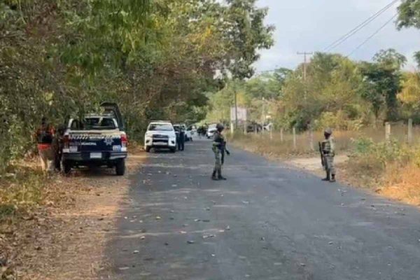 Elementos de seguridad tras el asesinato de tres migrantes en Tapachula, Chiapas.