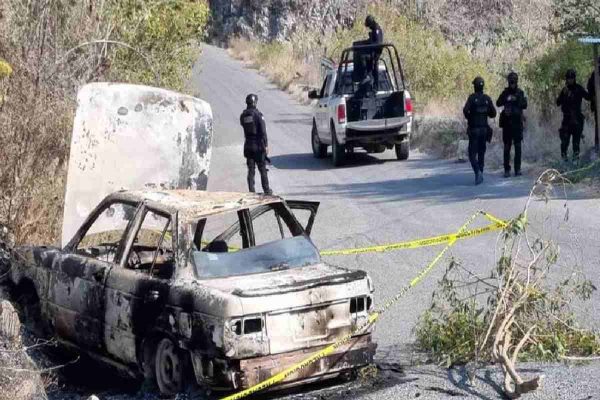 Vehículo hallado tras el ataque a la casa del precandidato a la alcaldía de Alcozauca, Guerrero.