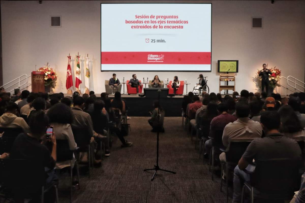 Clara Brugada ibero estudiantes