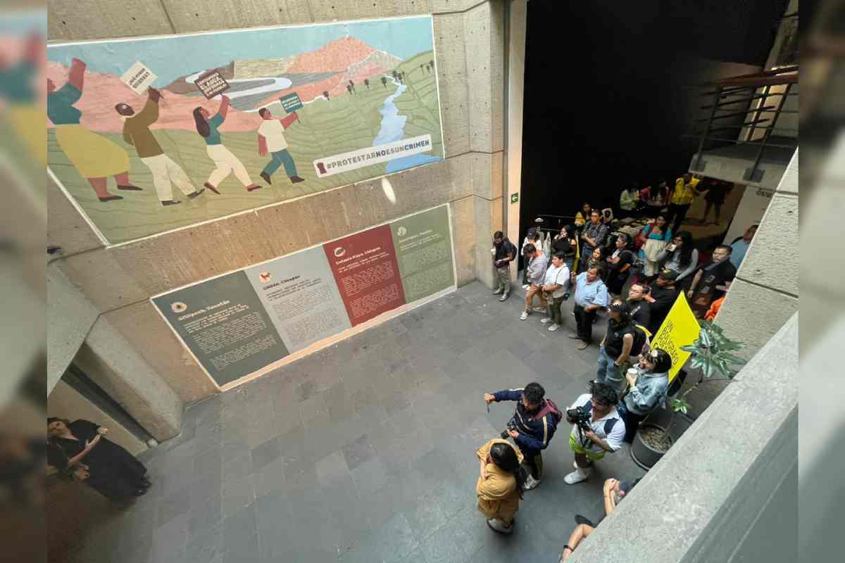 Aspecto del espacio donde se aprecia una pequeña parte de la exposición fotográfica #ProtestarNoEsUnCrimen, en el Centro Cultural de España. 