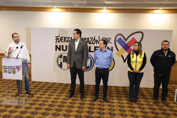 Conferencia de prensa por la decisión de dejar al PAN fuera de la coalición con el PRI y PRD en Nuevo León.