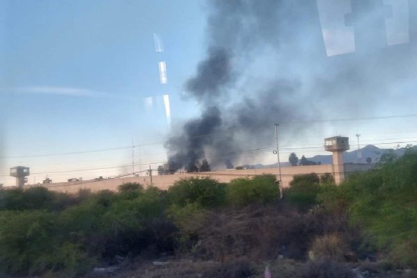 Incendio en el penal de La Pila en San Luis Potosí durante traslado de internos.