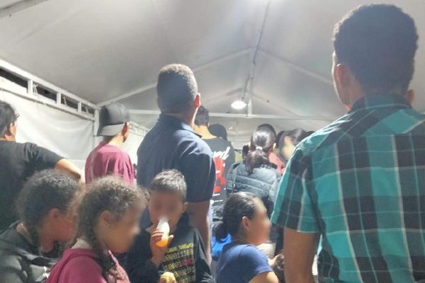 Migrantes localizados en un vagón de tren en Coahuila.