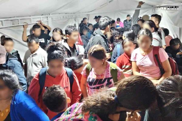 Migrantes localizados en un tren en Coahuila.