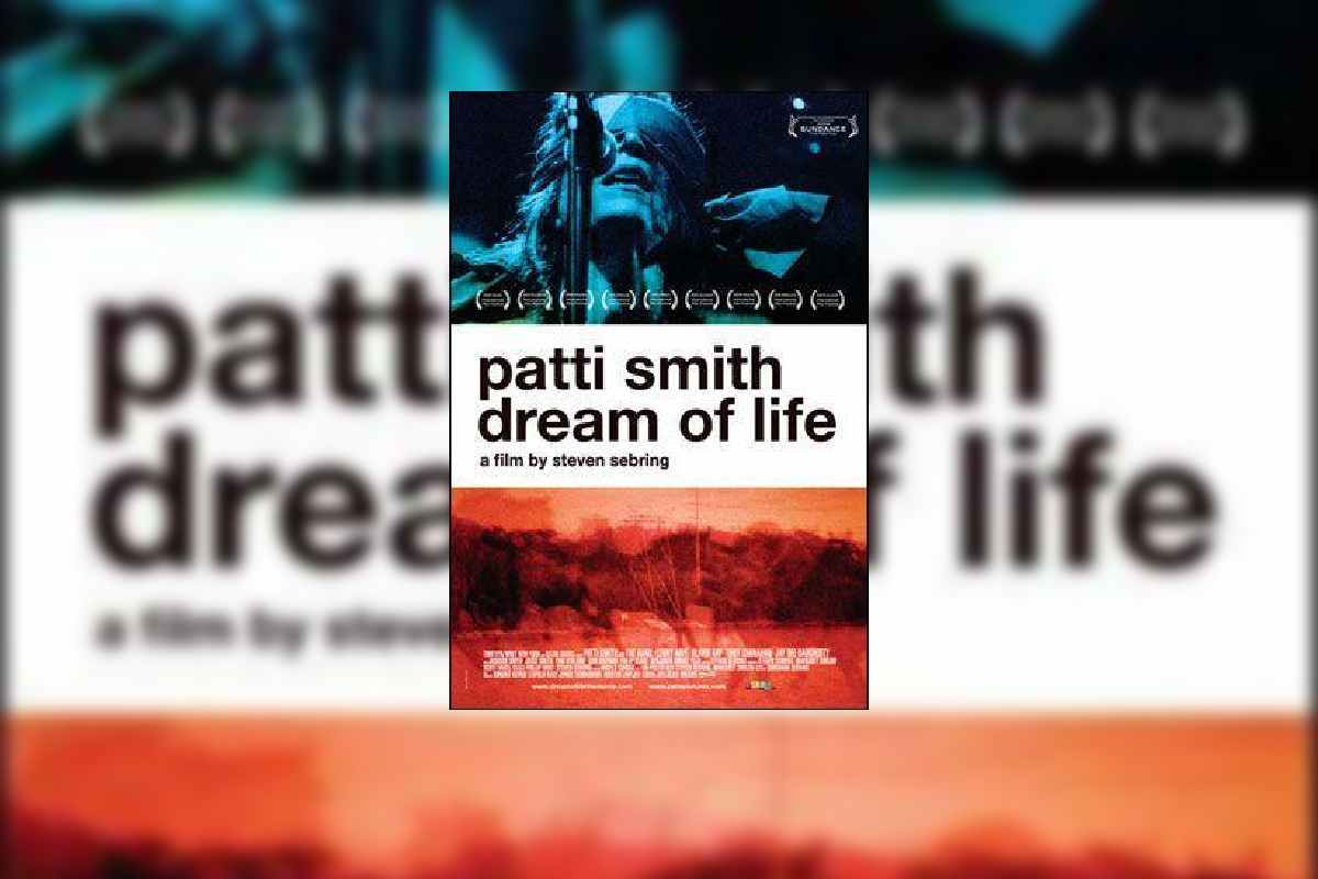 Póster del documental sobre la cantante, activista e ícono de la poesía beat, de la música y del feminismo, Patti Smith. 