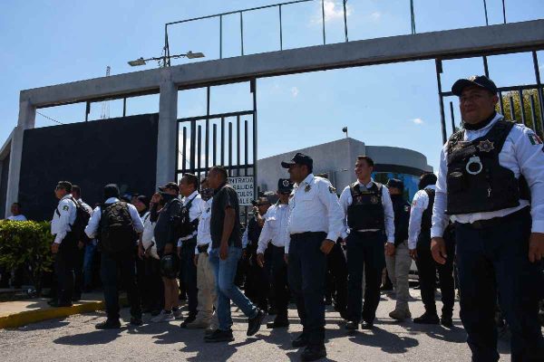 Policías de Campeche tomando las instalaciones de la Secretaría de Seguridad.