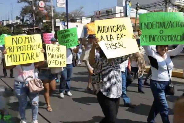 Protesta de trabajadores de la Fiscalía de Guerrero.