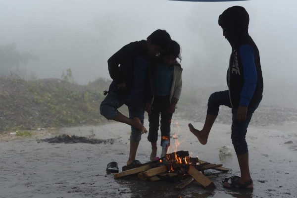 Menores de Los Altos de Chiapas en una fogata.