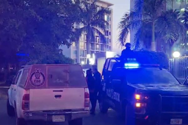 Policías vigilan la zona donde fueron asesinados dos jóvenes en Culiacán, Sinaloa.