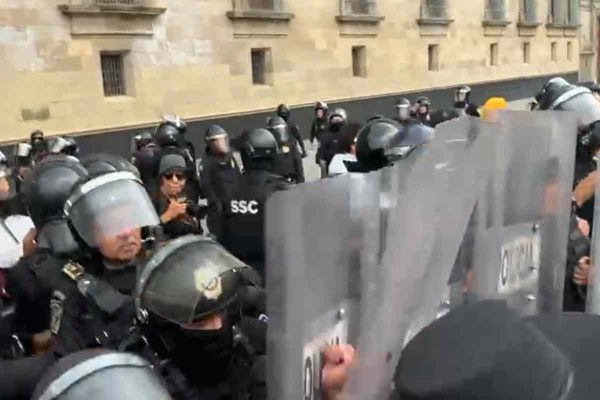 Un grupo de policías capitalinos encapsuló a los manifestantes de colectivos trans