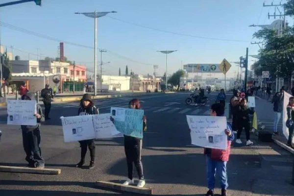 Protesta de familiares de adolescente desaparecido en Tecámac.