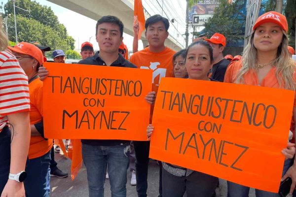 Jóvenes apoyando a Jorge Álvarez Máynez