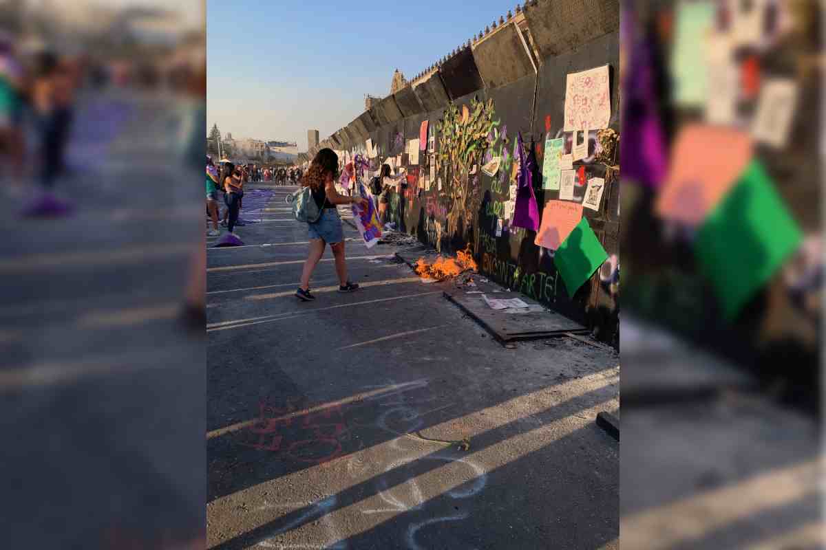 Jóvenes prenden fuego a los carteles junto a las vallas que resguardan Palacio Nacional de la marcha del 8M.