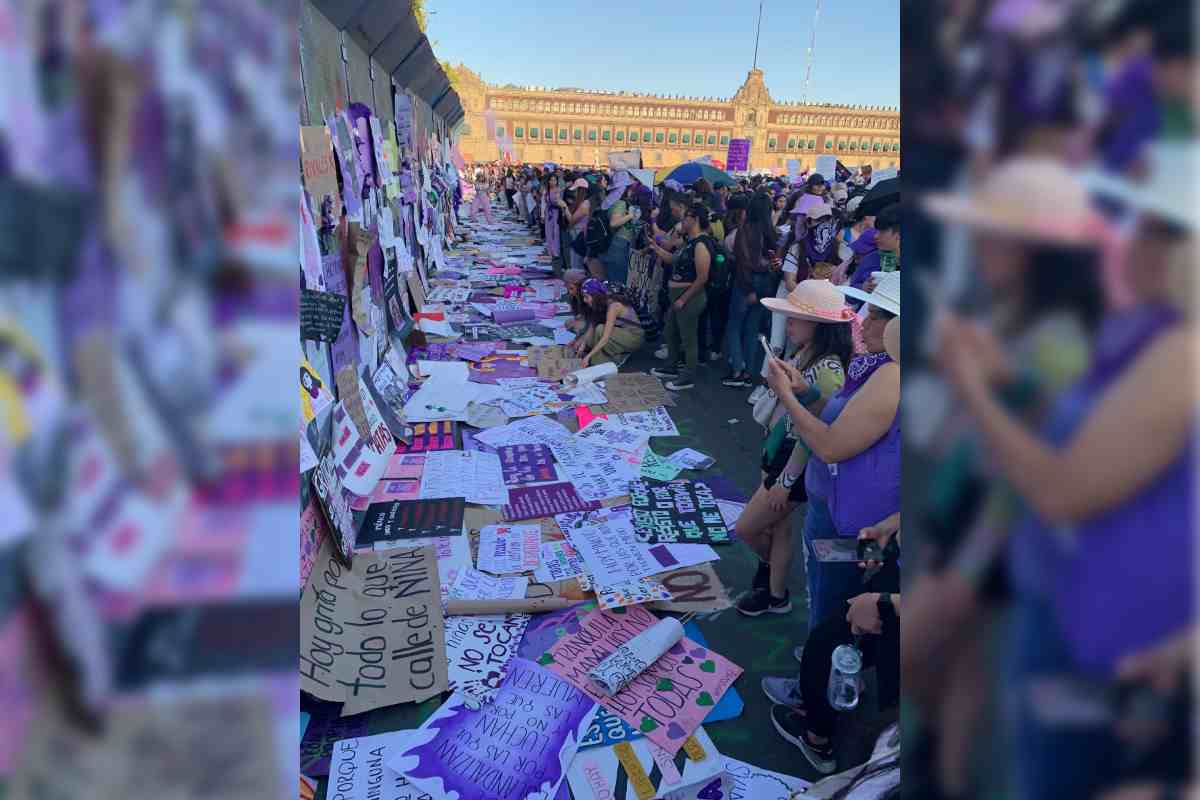 Manifestantes colocan sus carteles en las vallas de acero en el Zócalo, en la marcha el 8M.