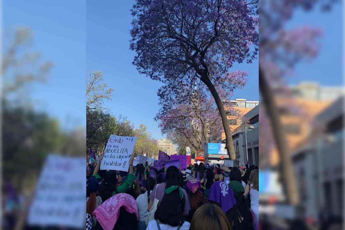 Miles de mujeres atiborran la avenida Juárez, en la marcha del 8M.