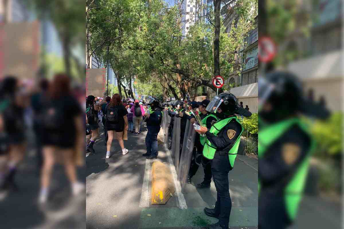 Policías con flores en la marcha del 8 de marzo.