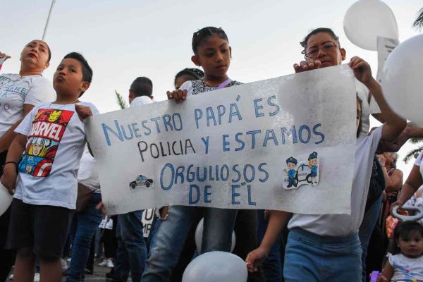 Marcha en favor de policías en Campeche