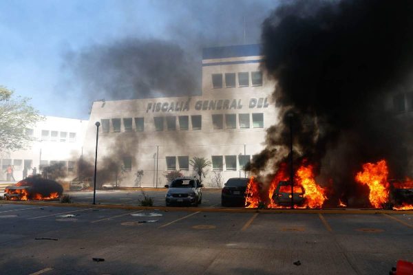 Autos incendiados por normalistas de Ayotzinapa en la Fiscalía de Guerrero.