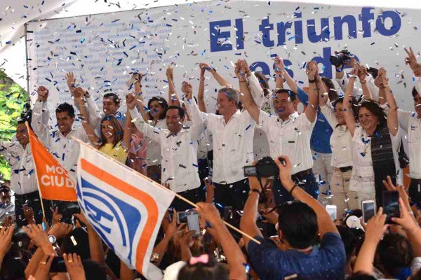 Mauricio Vila recibe constancia de mayoría que lo acredita gobernador electo en Yucatán, en julio de 2018. Foto: Cuartoscuro