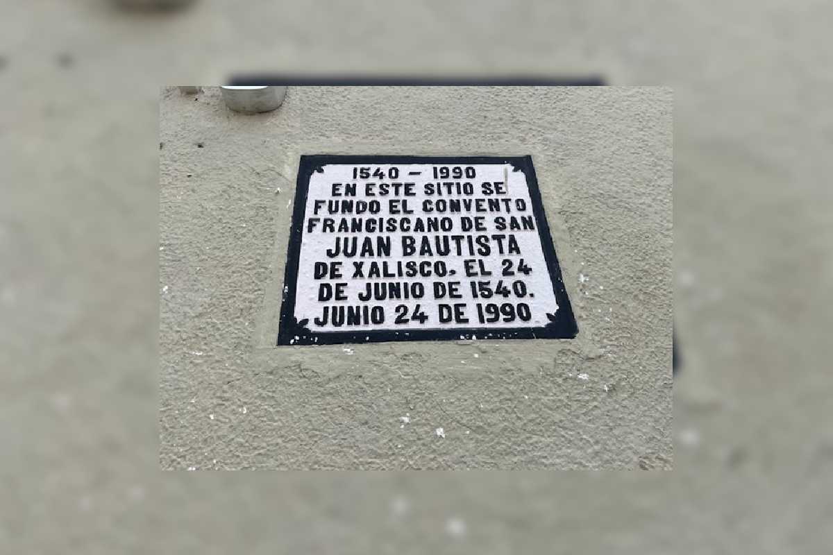 Placa en la pared de la casa parroquial del convento de san juan bautista en Xalisco, Nayarit, donde se lee "En este sitio se fundó el convento franciscano de San Juan Bautista. El 24 de junio de 1540. Junio 24 de 1990.