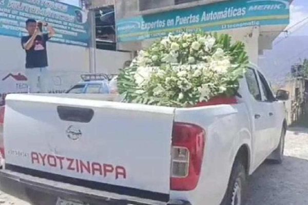 Ofrenda de flores para el normalista asesinado por policías