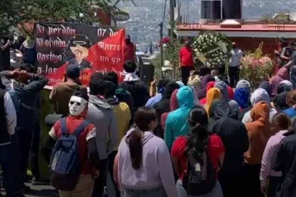Normalistas en el punto de policías dispararon a Yanqui Kothan.