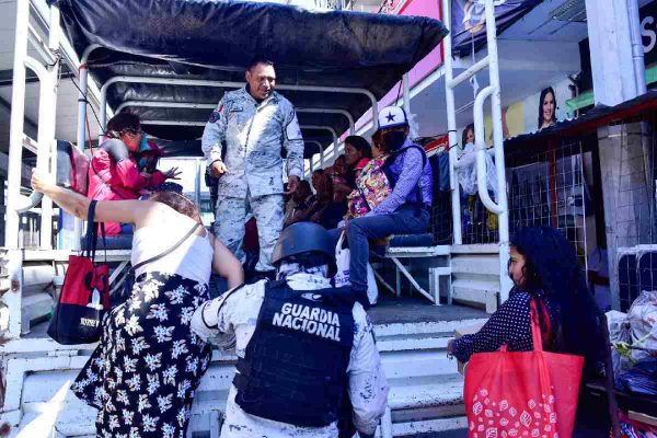 Guardia Nacional apoya con el traslado de usuarios ante la falta de transporte público en Acapulco por la violencia.