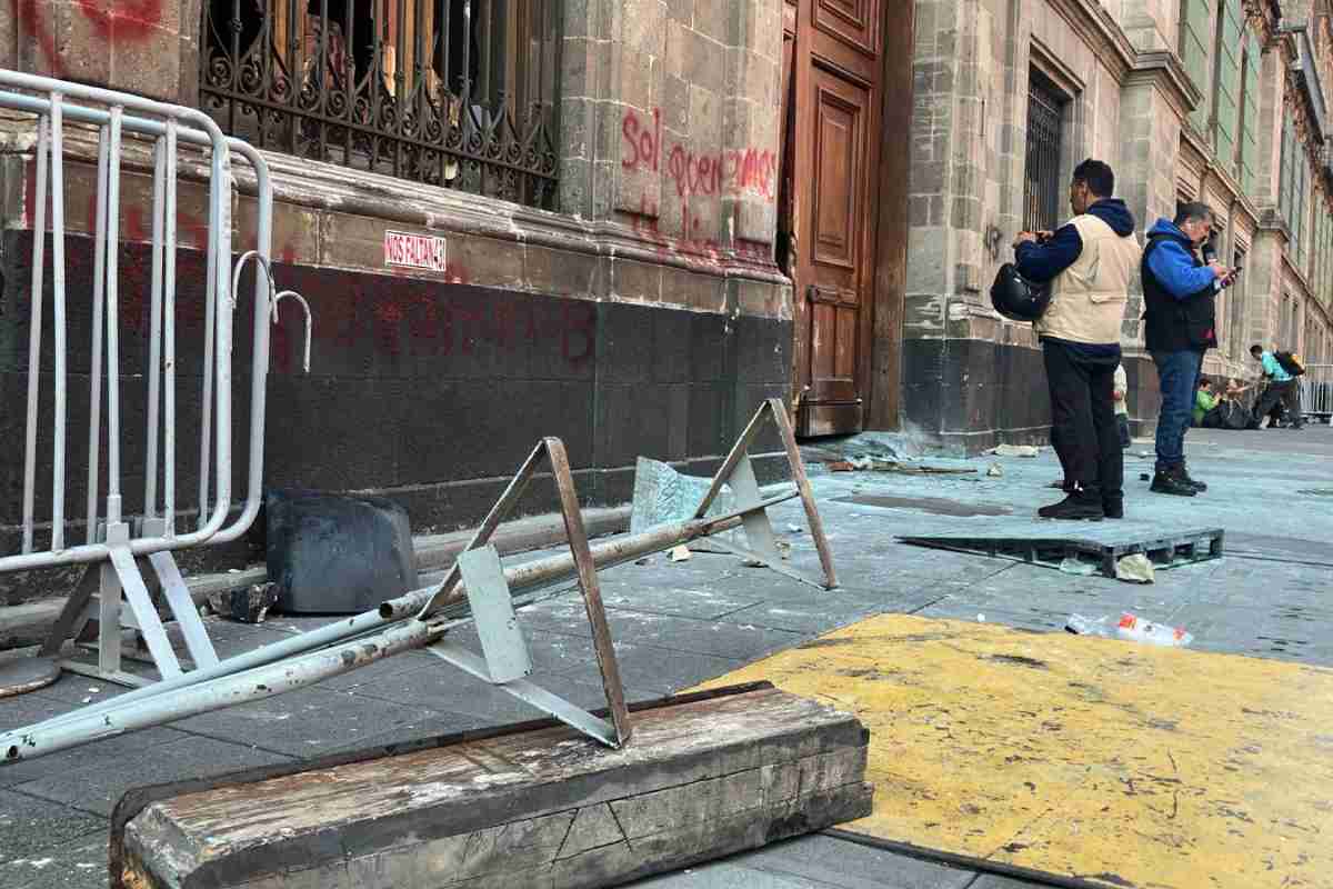 puerta palacio nacioal ayotzinapa 3