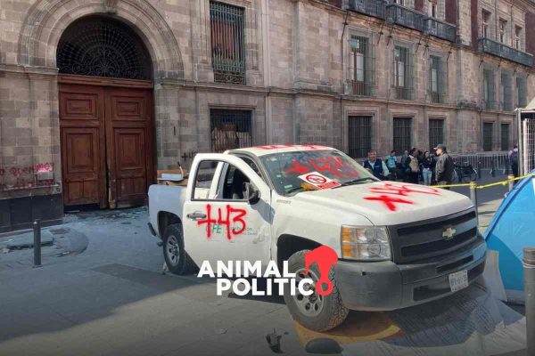 puerta palacio nacioal ayotzinapa