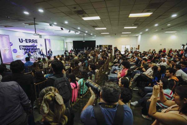 Jorge Álvarez Máynez en encuentro con universitarios.
