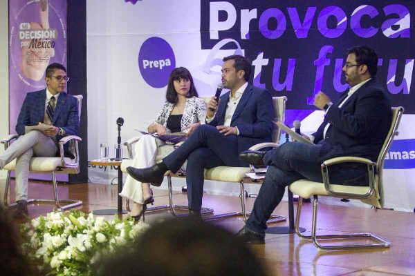 Álvarez Máynez, candidato de MC, en encuentro con universitarios.