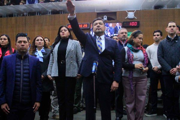 Nombramiento de gobernador interino en Nuevo León durante irrupción al Congreso.