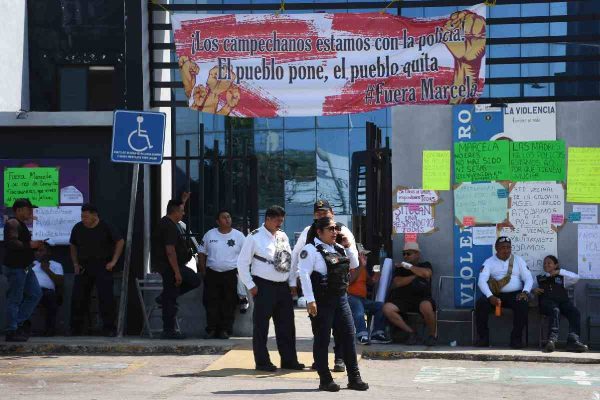 policías de campeche en protesta y exigencia de la renuncia de secretaria de Seguridad