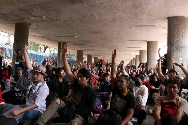 Estudiantes de la UNAM acuerdan montar campamento en solidaridad con Palestina frente a Rectoría