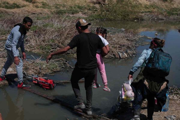 migrantes en el río bravo