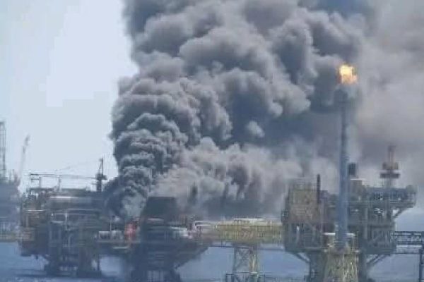 Incendio en plataforma de Pemex en la sonda de Campeche.