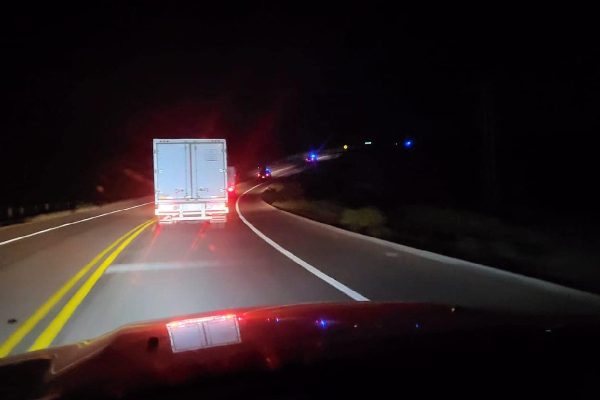 camioneta donde eran transportados migrantes hacinados