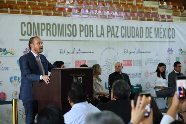 Santiago Taboada, candidato a la Jefatura de Gobierno de la CDMX, firma acuerdo por la paz.