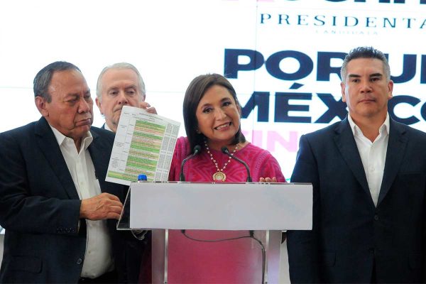 Xóchitl Gálvez, candidata presidencial de la coalición Fuerza y Corazón por México, muestra la escaleta del debate presidencial, el cual argumenta no fue respetado por los moderadores.