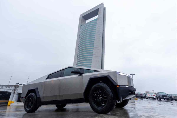 La Cybertruck que maneja Samuel García es de la marca Tesla camioneta de Tesla con valor de casi 2 millones de pesos.