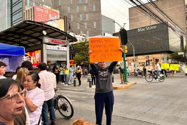 Vecinos protestan ante la contaminación del agua en sus colonias