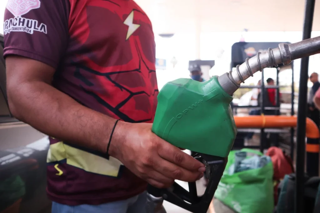 Docentes de la Sección 7 del Sindicato Nacional de Trabajadores de la Educación (SNTE) ocuparon este miércoles al menos 12 gasolineras en Tuxtla Gutiérrez