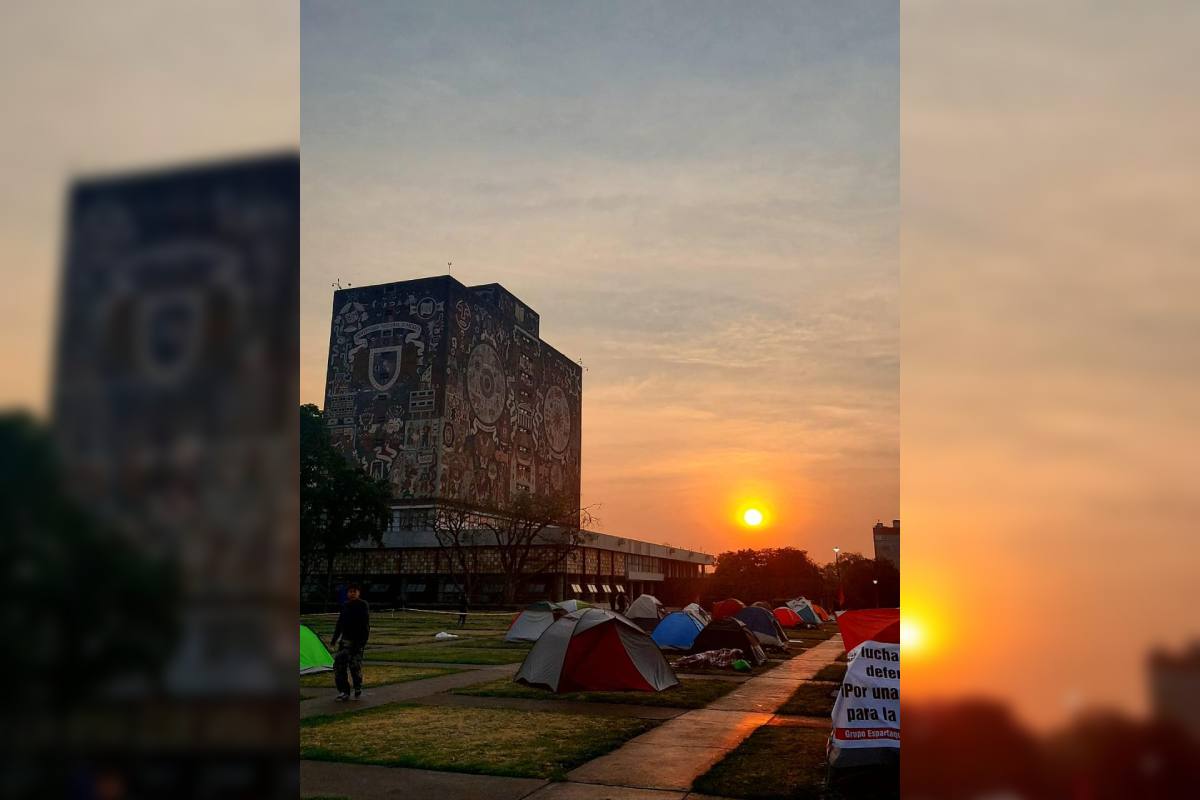 Amanecer en el campamento pro palestina en la UNAM, entre biblioteca central y rectoría.