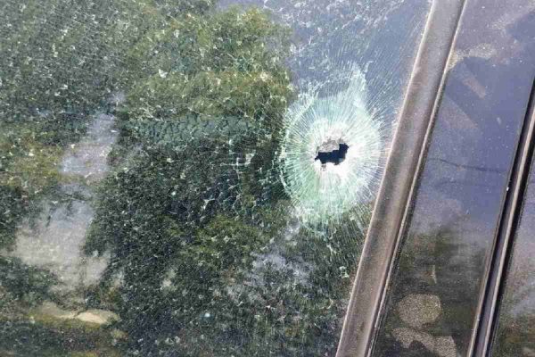 impacto de bala en la camioneta de Sinaí Lugo, candidata del PRI a la alcaldía de Otzolotepec, Estado de México