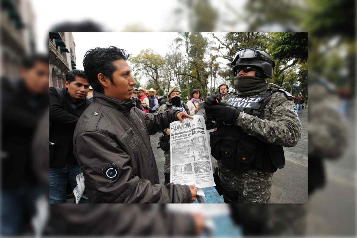 Foto de Rubén Espinosa, donde aparece en primer plano el hijo de Moisés Sánchez, periodista de Veracruz asesinado en 2015.